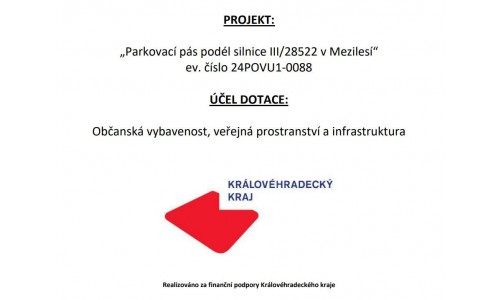 Parkovací pás podél silnice v obci Mezilesí